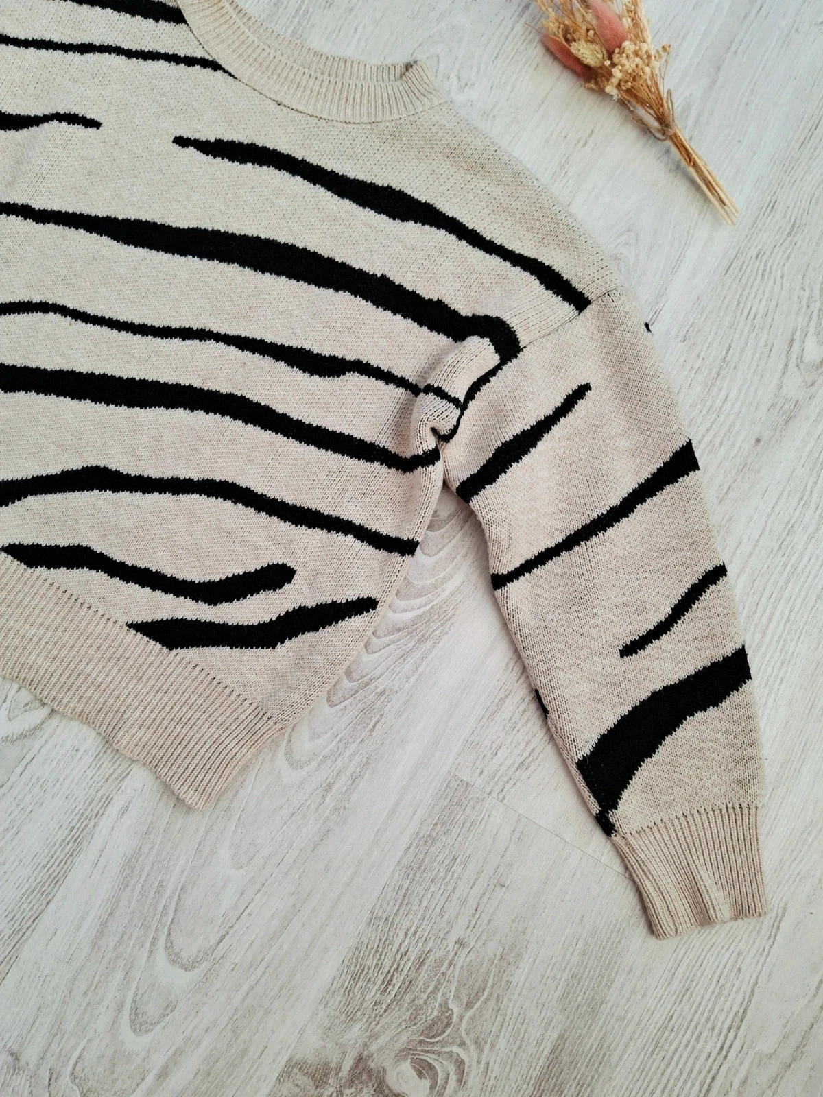 Women's Warm and Thick Animal Print Striped Beige/Black Top/Sweater - Size M – photo 5